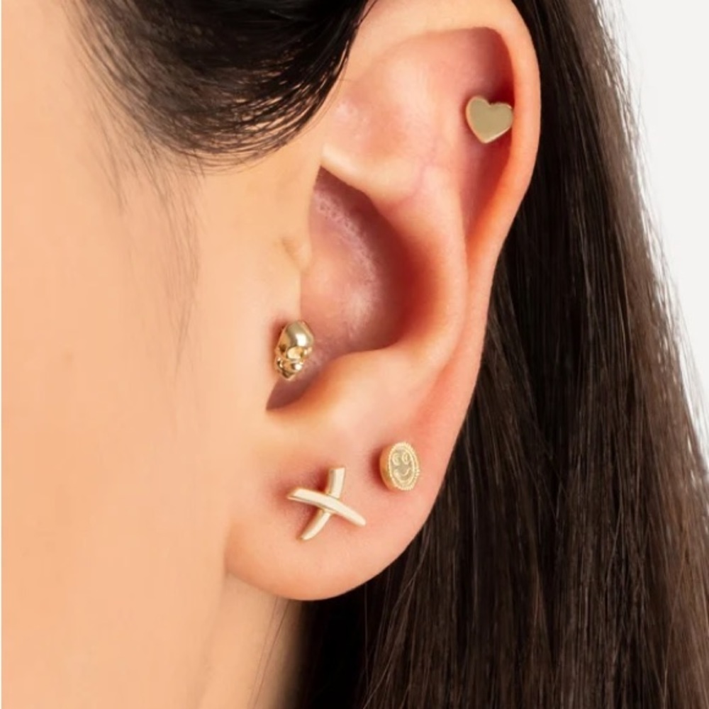 Gold skull stud - never worn